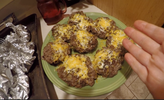 How to Cook Hamburgers With Aluminum Foil on a Gas Grill